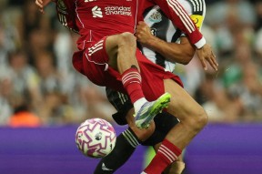 爱游戏-利物浦主场轻松击败对手，保持不败纪录(利物浦58年来首遭联赛主场3连败 成最差卫冕冠军)