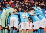 爱游戏体育-曼联战胜AC米兰，晋级欧冠四强！(曼联战胜ac米兰,晋级欧冠四强了吗)