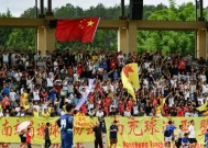 爱游戏-精彩瞬间连连上演，球迷心情激动(球迷的心情)