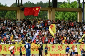 爱游戏-精彩瞬间连连上演，球迷心情激动(球迷的心情)